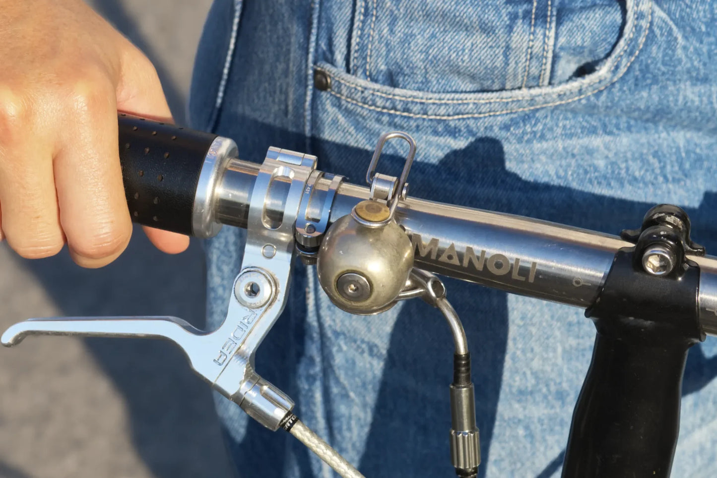 Schwarze Manoli Griffe auf Titanlenker an einem Brompton Fahrrad Detailansicht