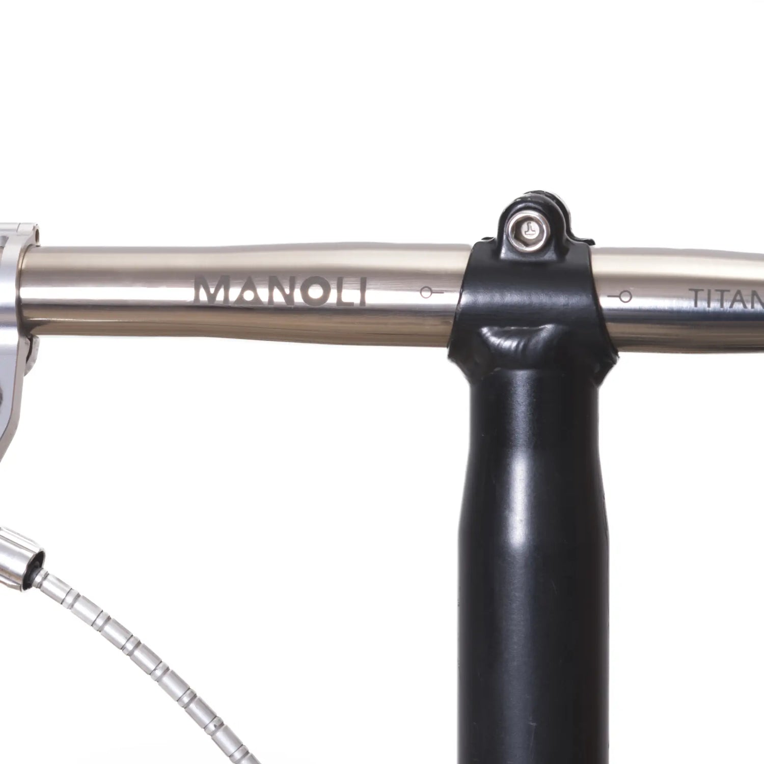 Nahaufnahme mit Zentrierhilfe des Manoli Titanlenkers für Brompton mit lasergraviertem Logo – poliertes Titan-Finish für ein edles, langlebiges und bruchsicheres Upgrade.