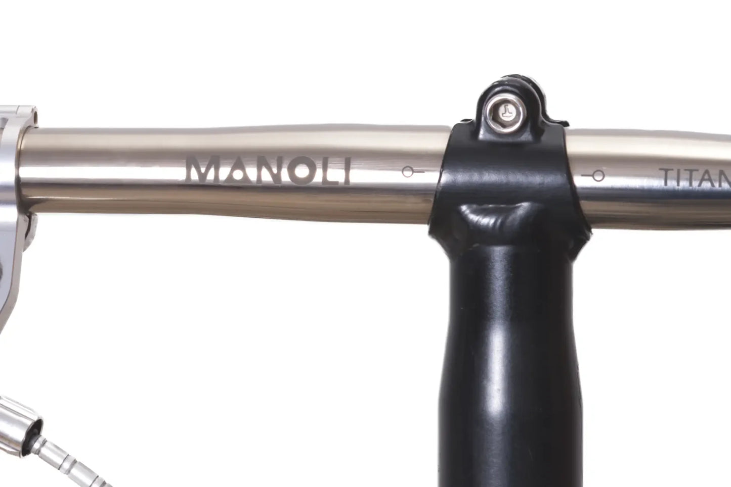 Manoli Titanlenker Detailabbildung Logo auf schwarzem Brompton Fahrrad