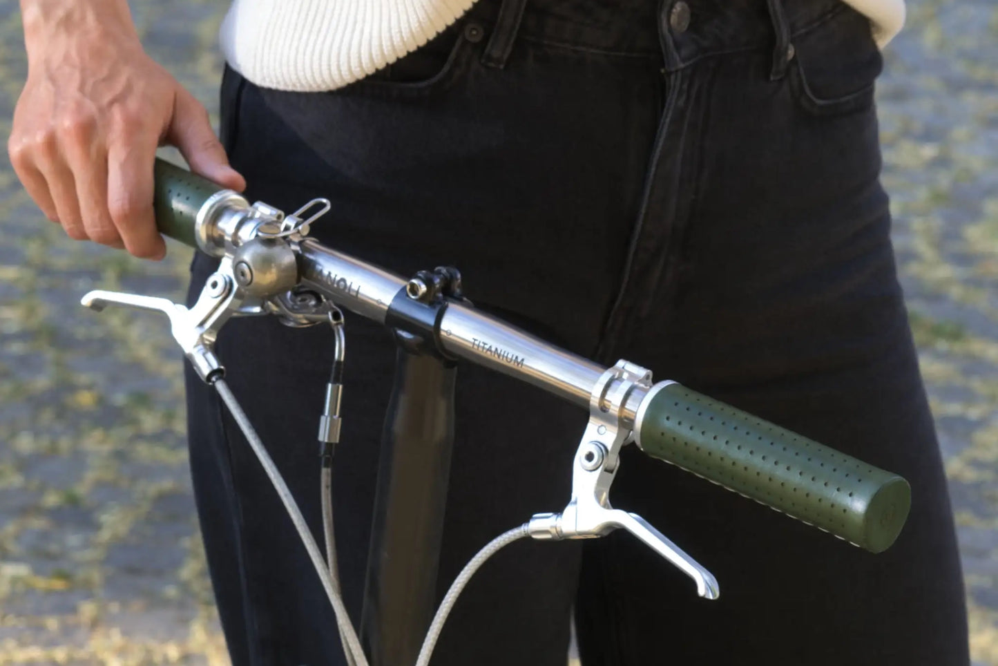 Manoli Ledergriffe in Farbe Cypressa (Grün)—Abbildung auf Brompton Fahrrad