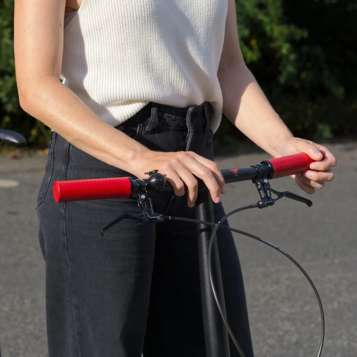Fahrradgriffe Leder Hellrot (Marlboro) mit schwarzem Klemmring an einem Hummingbird Faltrad mit Carbonlenker – hochwertige, handgefertigte Ledergriffe für optimalen Grip und Langlebigkeit. Perfekt für anspruchsvolle Brompton-Fahrer, die Wert auf Stil, Komfort und Qualität legen.
