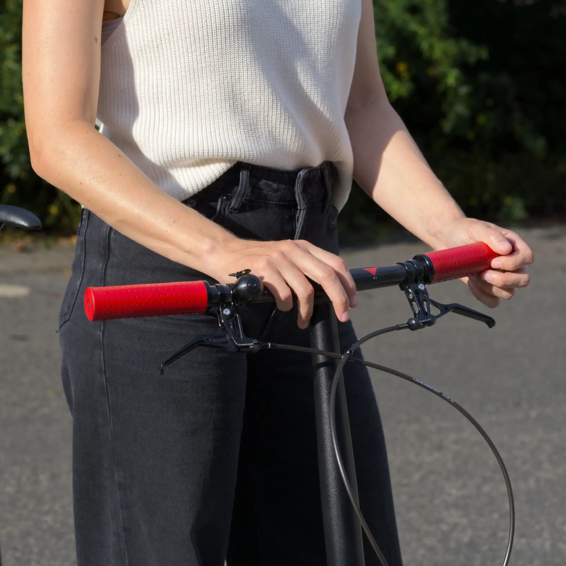 Fahrradgriffe Leder Hellrot (Marlboro) mit schwarzem Klemmring an einem Hummingbird Faltrad mit Carbonlenker – hochwertige, handgefertigte Ledergriffe für optimalen Grip und Langlebigkeit. Perfekt für anspruchsvolle Brompton-Fahrer, die Wert auf Stil, Komfort und Qualität legen.