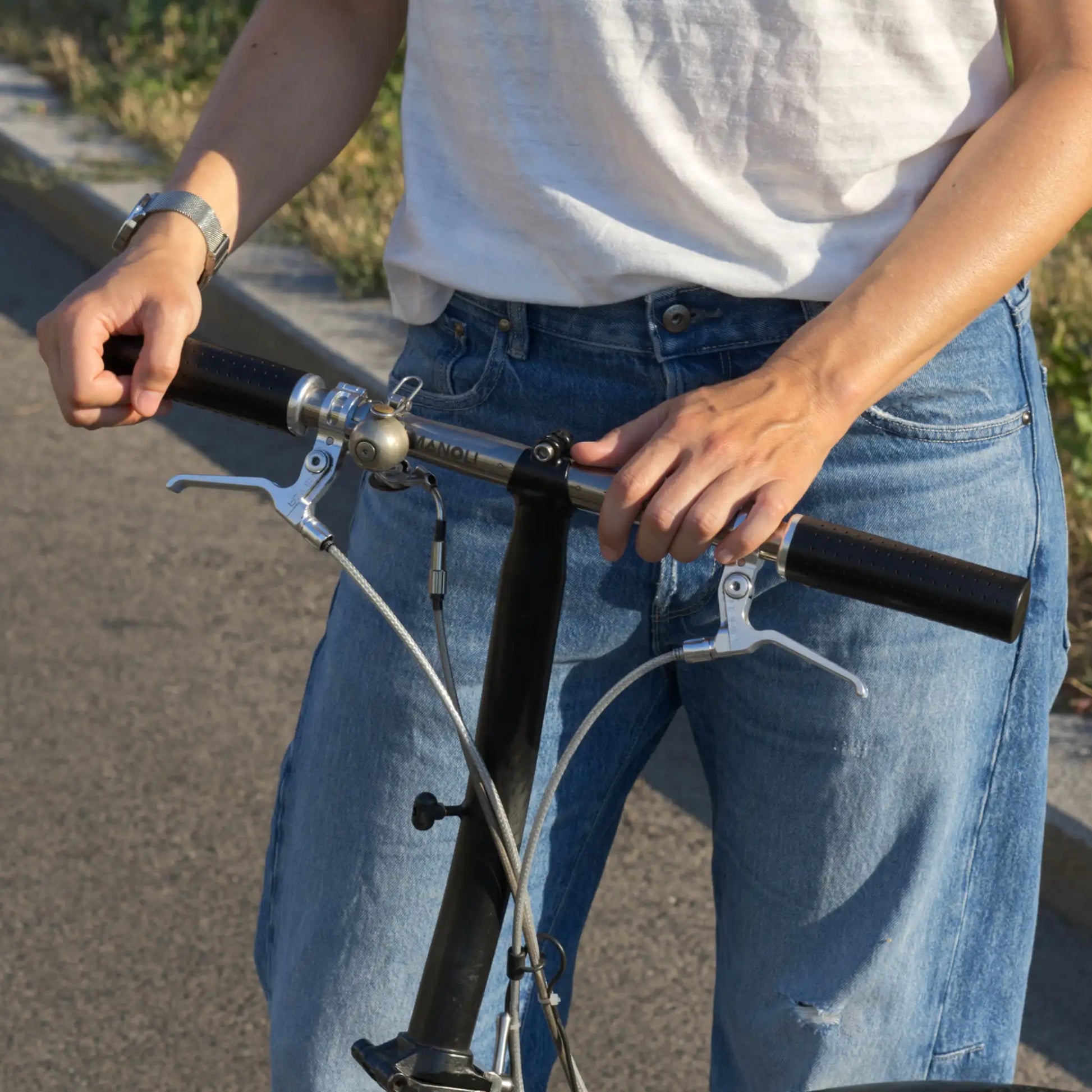 Fahrradgriffe Leder schwarz an einem Brompton Faltrad mit Titanlenker – hochwertige, handgefertigte Ledergriffe für optimalen Grip und Langlebigkeit. Perfekt für anspruchsvolle Brompton-Fahrer, die Wert auf Stil, Komfort und Qualität legen.