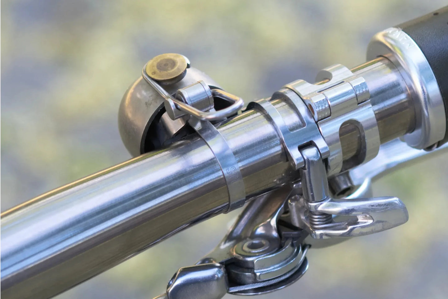 Detailaufnahme von einem Manoli Titanlenker im Polierten Finish mit Manoli Ledergriffen und einer Spur Cycle Glocke